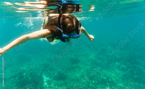 Plakat Kobiety pikowanie lub snorkelling w jej wakacje w jasnej tropikalnej ocean wodzie