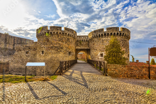 Cuadros en Lienzo Wooden bridge, two towers and Kalemegdan walls, HDR image.