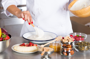 Prepared yogurt dessert with cereals