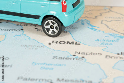Plakat Samochód i mapa Włoch