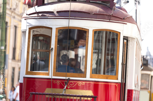 Plakat bliska zabytkowego portugalskiego tramwaj Portugalia