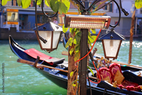 Plakat Luksusowy gondoli czekanie dla turystów blisko kantora mosta w Wenecja
