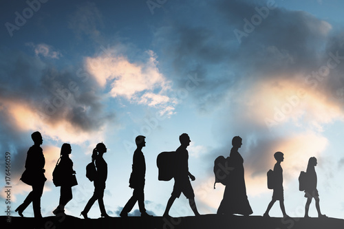Fotografía Refugees People With Luggage Walking In A Row