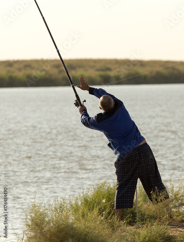Zdjęcie XXL rybak z wędką na rzece