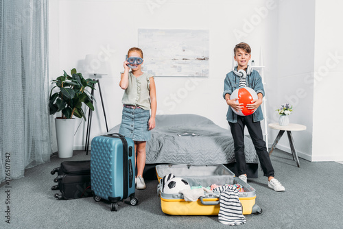 Plakat dzieci pakują ubrania na podróż