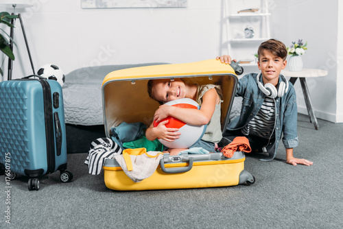 Zdjęcie XXL dzieci pakują ubrania na podróż