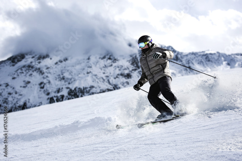 Zdjęcie XXL narciarz zimowy