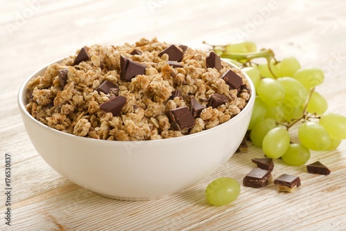 Fotografía muesli chocolate on a wooden background