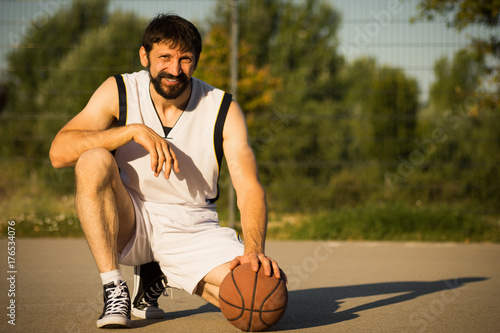 Plakat uśmiechnięty koszykarz