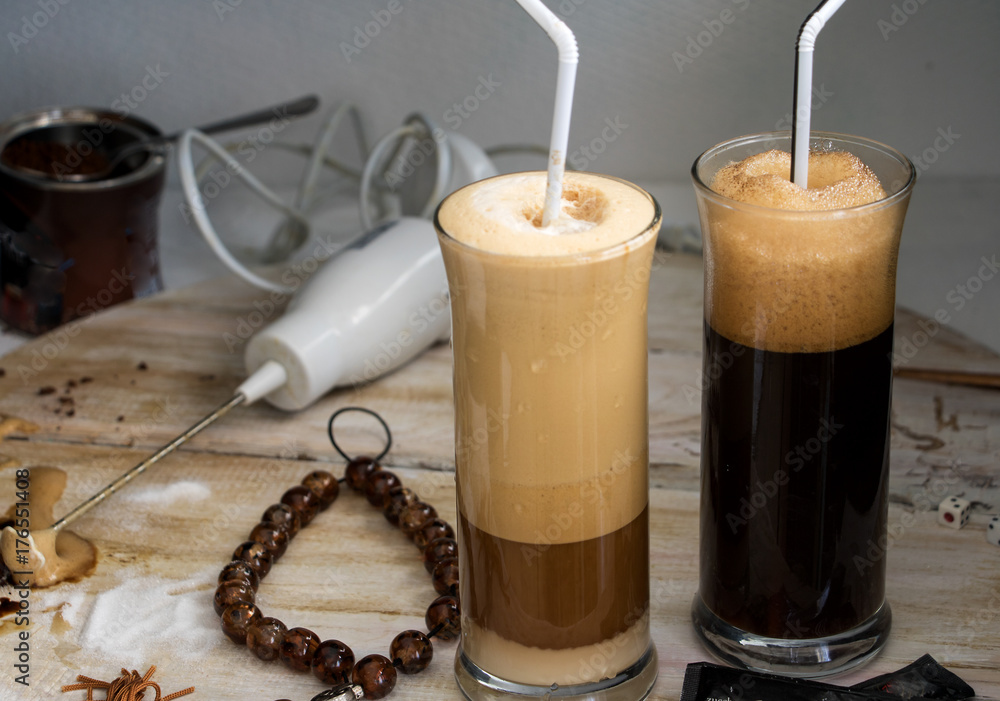 Zwei Gläser griechischer Frappe mit Mixer und einen Komboloi Stock Photo