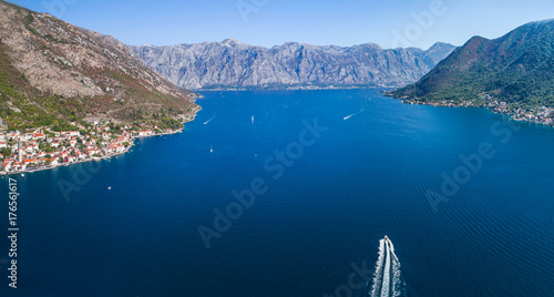 Zdjęcie XXL Widok z lotu ptaka łódź opuszcza ślad na wodzie