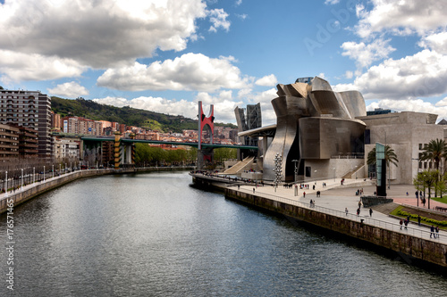 Vista de la ria desde el puente zubizuri Fototapet