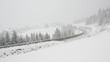 straßenverkehr bei schneefall in Bergen