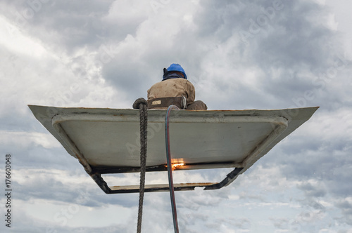 Zdjęcie XXL Złudzenie pracownika cięcia blachy na latającym dachu.