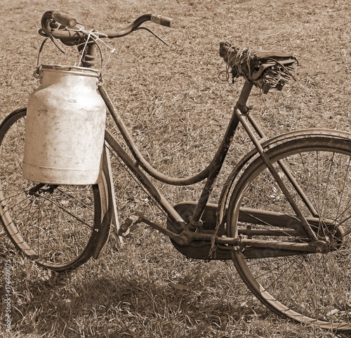 Zdjęcie XXL stary mleczarz rowerowy z aluminiowym pojemnikiem do transportu mleka