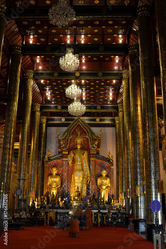 Plakat Modląc się w jednej świątyni w Chiang Mai w Tajlandii. To buddyjski rytuał