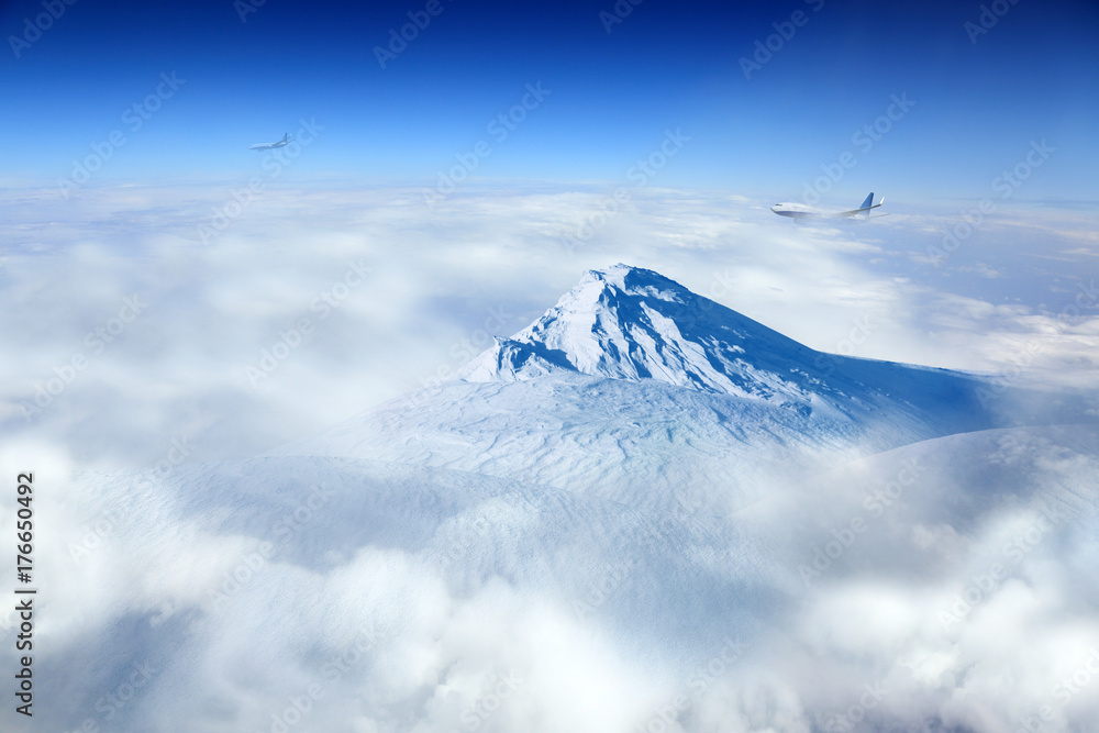 Samoloty pasażerskie i szczyt góry nad chmurami. - obrazy, fototapety, plakaty 