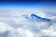 Samoloty pasażerskie i szczyt góry nad chmurami.