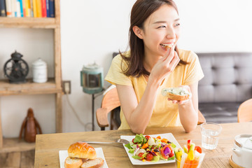 Sticker - サラダを食べる女性