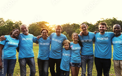 Fotomural Voluteer group of people for charity donation in the park
