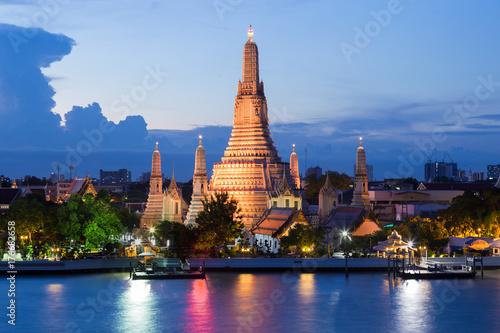 Foto Blue twilight night Arun temple river front, Bangkok Thailand Landmark