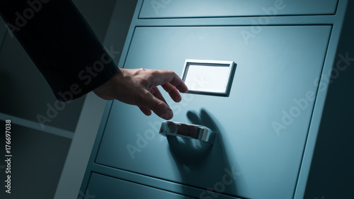 Cuadros en Lienzo Office worker searching confidential information