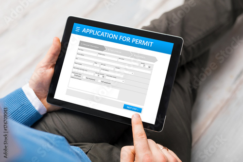 Fotografía Man filling application for permit form online