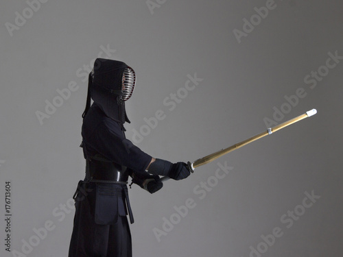 Obrazy Kendo  portret-mezczyzny-kendo-wojownika-z-shinai-bambusowy-miecz-zdjecia-studyjne