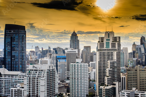 日没サンセット 夕暮れの都会 ビル群 都市 シティー 太陽がオレンジ Stock Foto Adobe Stock