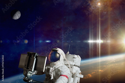Zdjęcie XXL Astronauta bierze selfie fotografię w przestrzeni na orbicie planety ziemia