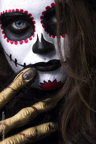 Obraz na płótnie Halloween - Terrifiying Portret dziewczyny z zombie - Czerwony, czarny i biały makijaż - czarne tło