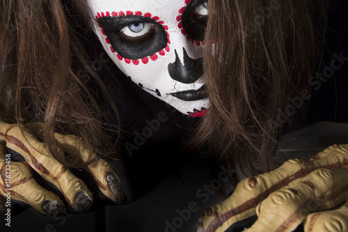 Zdjęcie XXL Halloween - Terrifiying Portret dziewczyny z zombie - Czerwony, czarny i biały makijaż - czarne tło