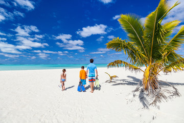 Wall Mural - Father with kids at beach