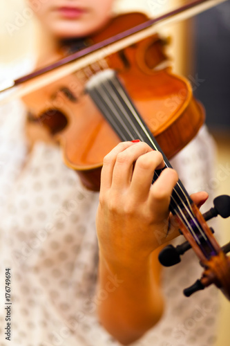 Plakat Kobieta gra na skrzypcach