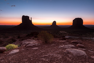 Wall Mural - amazing sunrise at monument valley, arizona