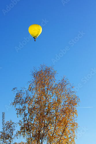 Zdjęcie XXL Żółty gorącego powietrza ballon na niebieskim niebie.