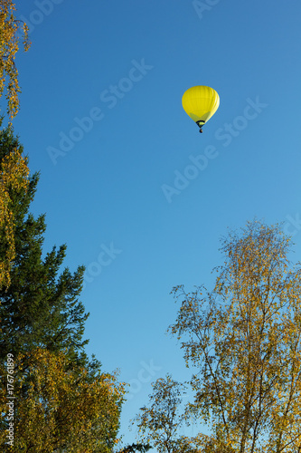 Zdjęcie XXL Żółty gorącego powietrza ballon na niebieskim niebie.