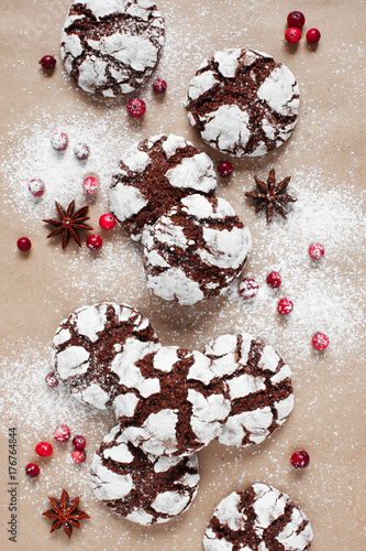 Fotografia, Obraz Christmas crinkle chocolate cookies, cranberry and star anise on the craft paper