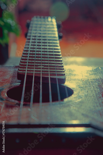 Zdjęcie XXL Fragment tła gitary. Zdjęcie retro stylizowane. Koncepcja muzyki i sztuki.