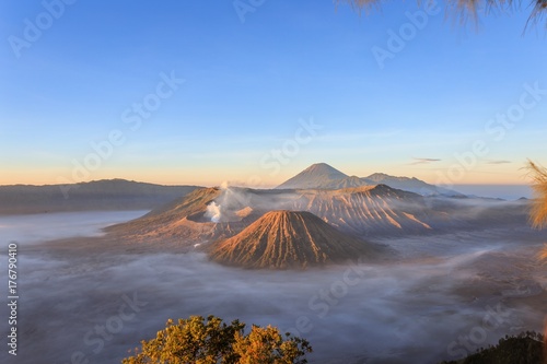 Plakat Halny Bromo przy Wschodnim Jawa Indonezja. Ten aktywny wulkan jest jednym z popularnych miejsc w Indonezji