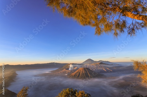 Zdjęcie XXL Halny Bromo przy Wschodnim Jawa Indonezja. Ten aktywny wulkan jest jednym z popularnych miejsc w Indonezji