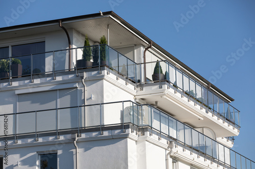 umlaufende Balkone – Stock-Foto | Adobe Stock