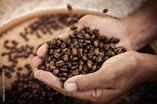 Fotografía roasted coffee beans, can be used as a background.
