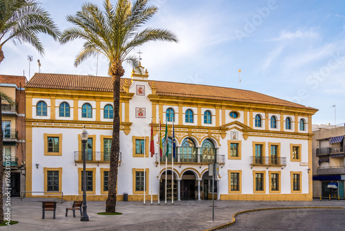 Zdjęcie XXL Ratusz w miejscu Konstytucji w mieście Dos Hermanas w pobliżu Sewilli - Hiszpania