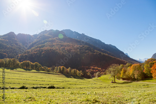 Zdjęcie XXL Berchtesgaden góry w jesieni, drzewa z kolorowymi liśćmi