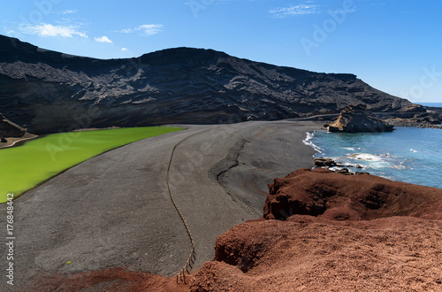 Fototapeta wulkaniczny krater i zielone jezioro w El Golfo, Lanzarote, Wyspy Kanaryjskie, Hiszpania