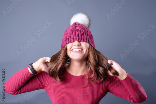 Plakat dziewczyna tło zima kapelusz zimno nowy rok