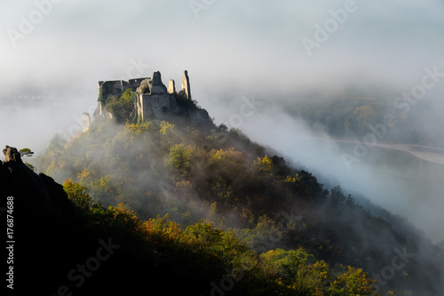 Plakat Grodowa ruina Dürnstein w jesieni mgły świetle