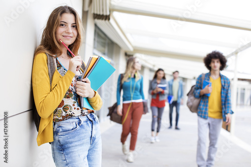 Cuadros en Lienzo Teenagers friends friendship students concept