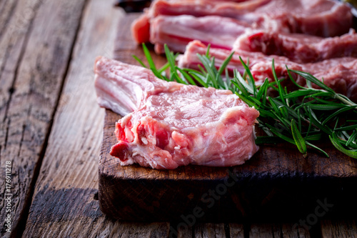 Zdjęcie XXL Surowy świeży mięso Cielęciny ziobro stek na kości na drewnianym rocznika tle z pikantność i rozmarynami